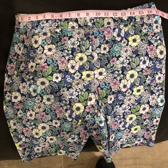 Talbots Size 10p floral multicolored shorts - Picture 3 of 6